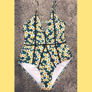 🌺Cupshe Floral Swimsuit🌸